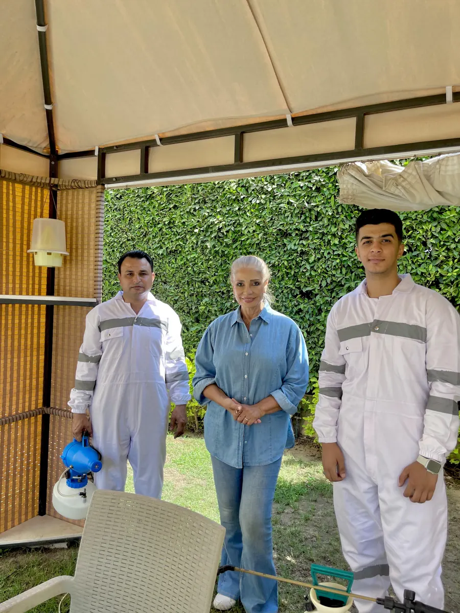 الفنانة سوسن بدر مع فريق الشركة الألمانية المتخصصة