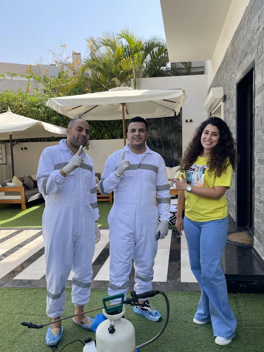 الفنانة إيتن عامر مع فريق الشركة الألمانية