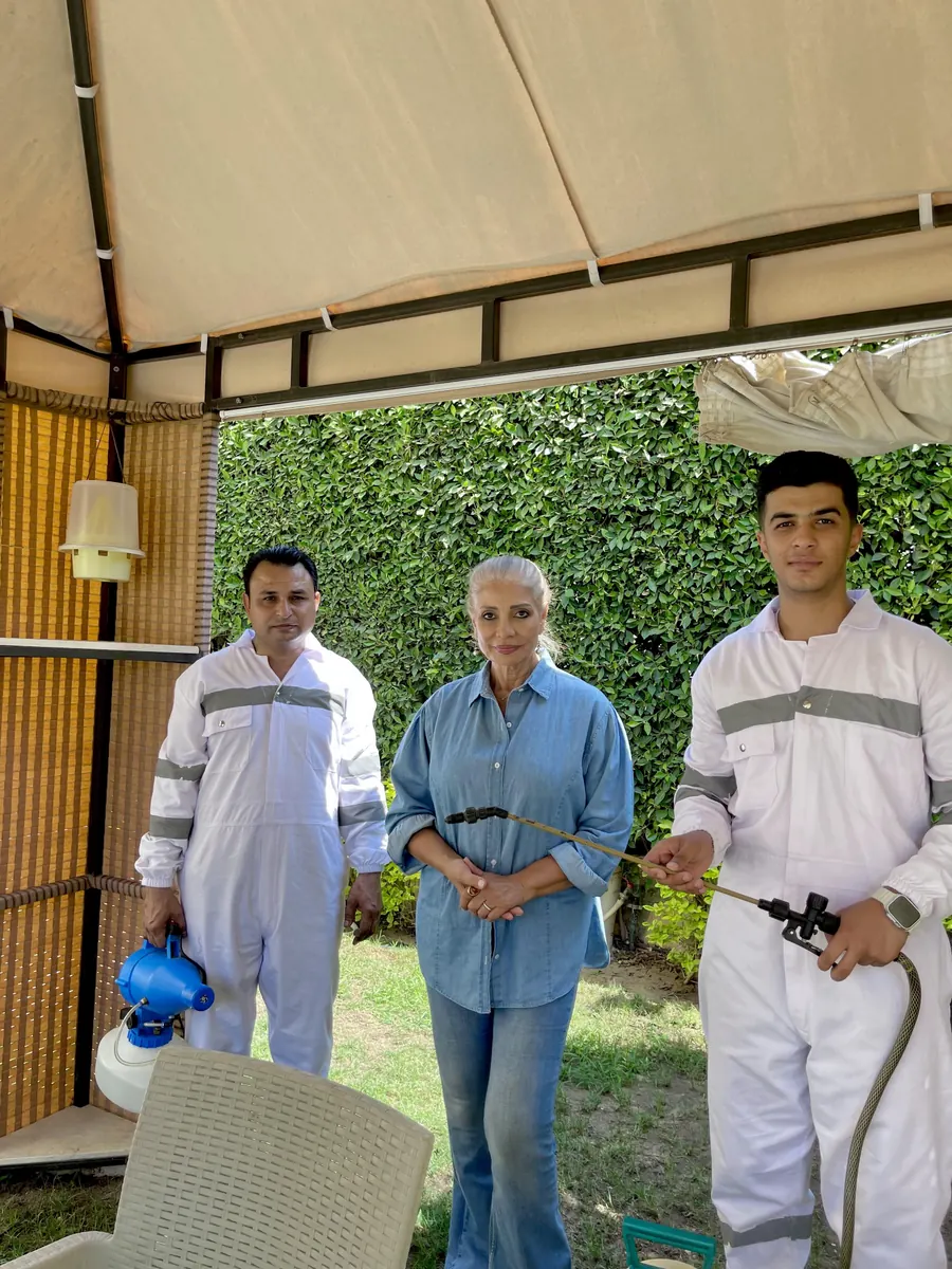 الفنانة سوسن بدر مع فريق الشركة الألمانية