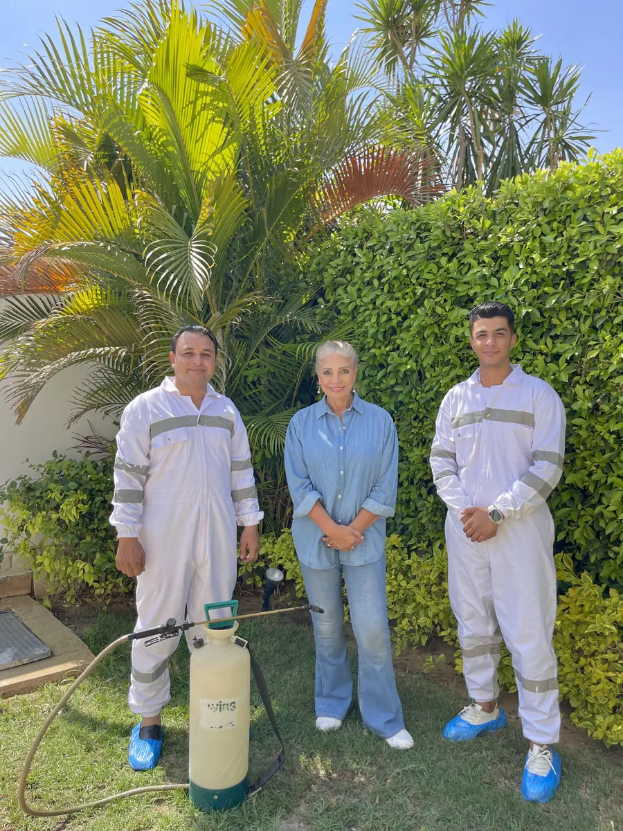 الفنانة سوسن بدر في حديقة منزلها بعد المعالجة